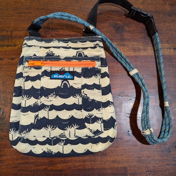 KAVU Keepalong Semi Padded Sling Canvas Rope Crossbody Bag Shark Bait Rare Print - Picture 2 of 6